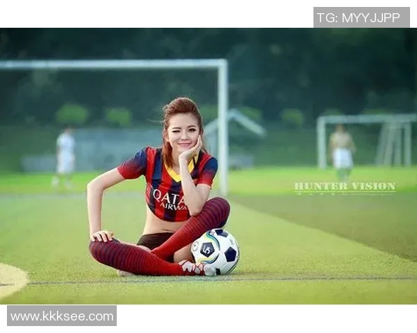 藏族美女足球明星的魅力与风采展现于绿茵场上